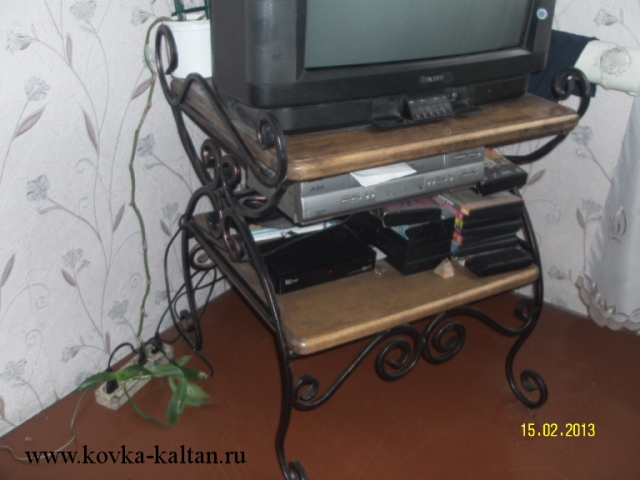Кованный столик под телевизор