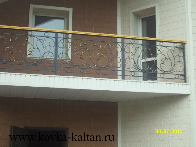 Кованные перила балкона